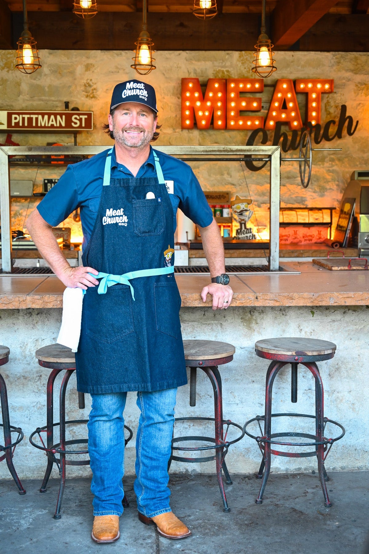 hedley-and-bennett-meat-church-apron-navy-a8 NAVY_H_B_APRON_LIFESTYLE_OUTDOOR_KITCHEN_TIED.jpg